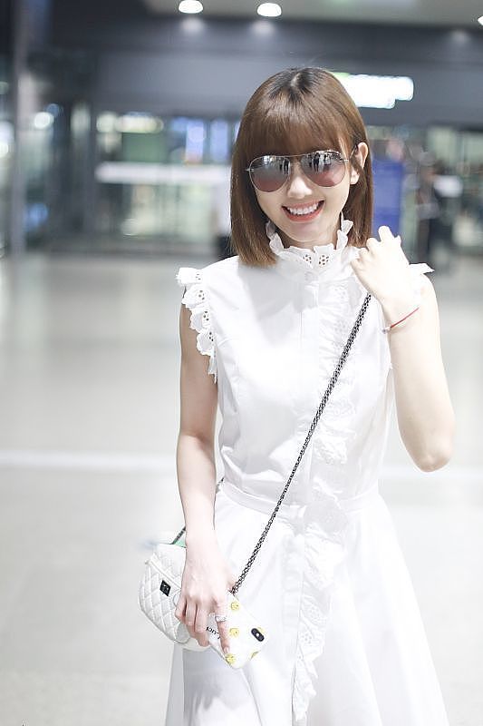 30+的毛晓彤太有少女感，小白裙普通穿着却好看，长相甜美很加分 - 2