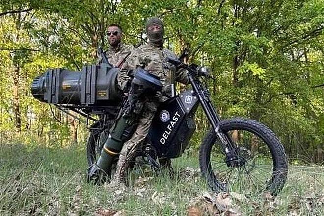 俄乌战场出现军用电动摩托，体积小机动性好，还能充当大型充电宝 - 4