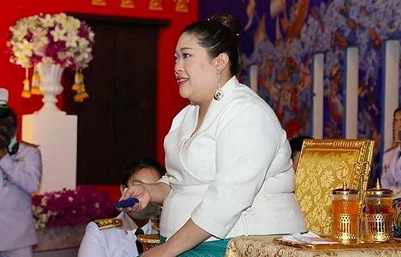 泰国200斤公主又变胖了金色泰服掩不住三段腰，王室的伙食太丰盛 - 11