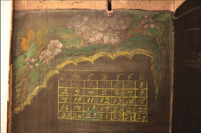 “尘封”100多年的黑板，被建筑工人发现！板书依旧鲜艳清晰 - 15