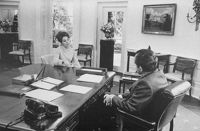 75年尼克松女儿访华，毛主席谈及她的座位，她：我想和丈夫换个座 - 11