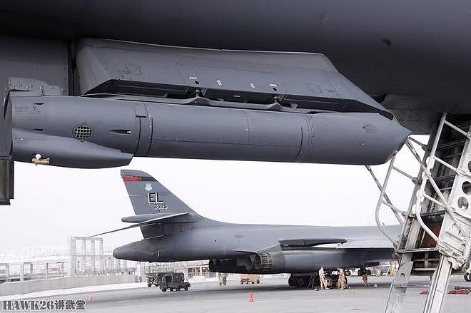 海外谈中国：歼-11战斗机拦截美军B-52“狙击手”吊舱拍到视频 - 2