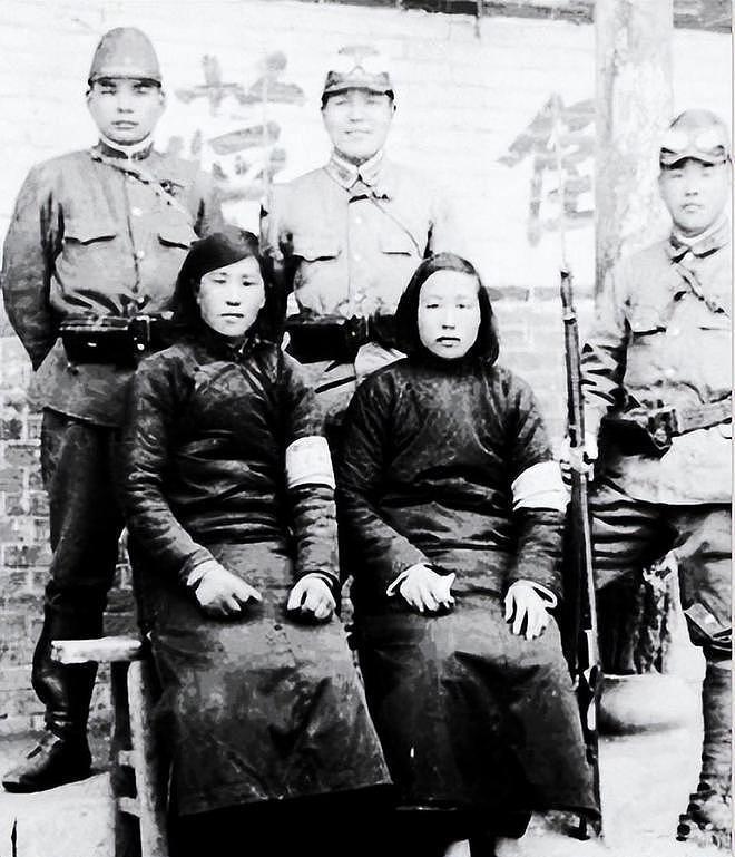 4个少女在大田里劳作，日本兵摸了进来，少女的遭遇令人心痛 - 4