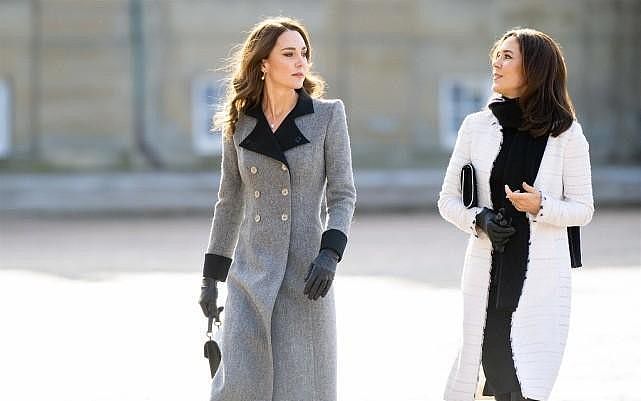 凯特王妃与丹麦王妃同框，示范长外套的高级穿法，优雅知性不过时 - 6