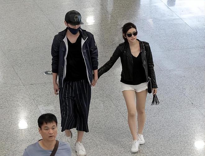 陈妍希和老公牵手同框，穿热裤秀长腿，上身搭配可挺保暖的 - 4