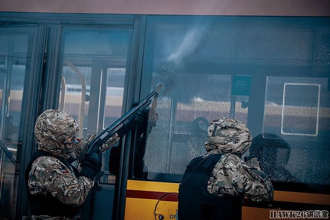 直击：波兰宪兵特别行动部队解救人质演习 霰弹枪破窗 冲上公交车 - 9