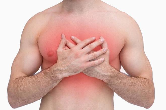 男人的胸部越发育越大，怎么回事？与3点原因有关，或能产生乳汁 - 1