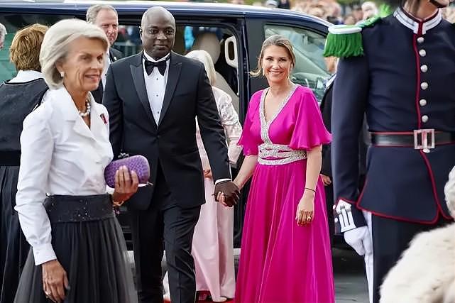 欧洲王室齐聚！挪威公主的黑人未婚夫在大合影中扎眼，唯一的黑人 - 10