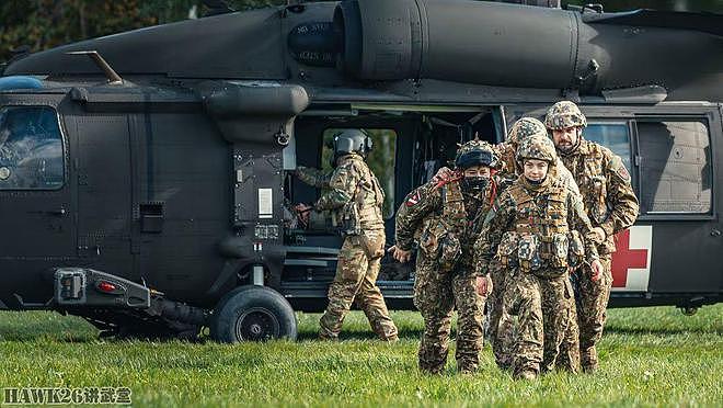 美国拉脱维亚秋季联合演习 把担架抬上救护直升机 还有这么多讲究 - 22