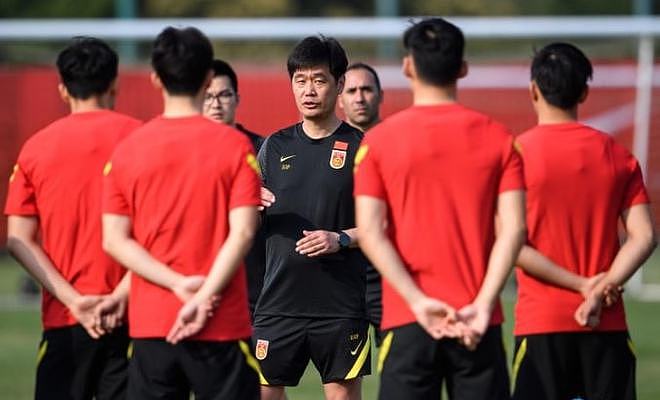 无语！陈戌源羞辱越南足协主席后，又和中国队对手合影，还换礼物 - 1