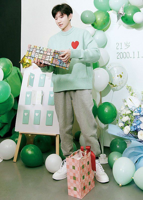 王源穿出了20岁该有的样子，浅绿色毛衣配运动裤好清新，超帅气 - 1
