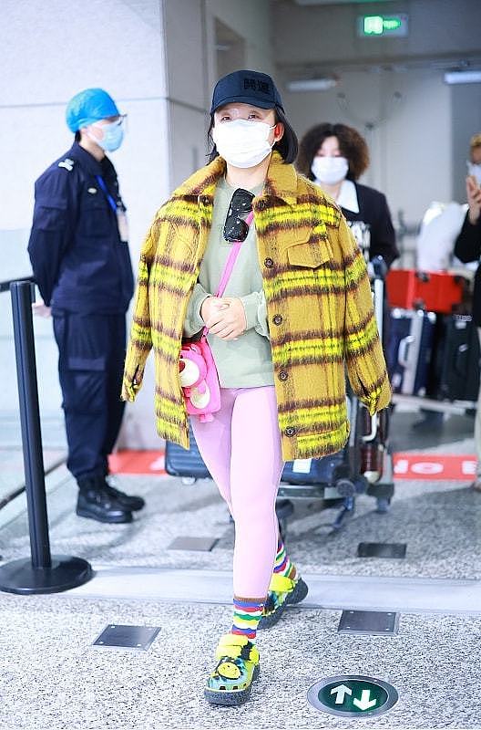 真搞不懂辣目洋子的时尚，全身黄绿粉像“彩虹糖”，可看着还挺潮 - 2