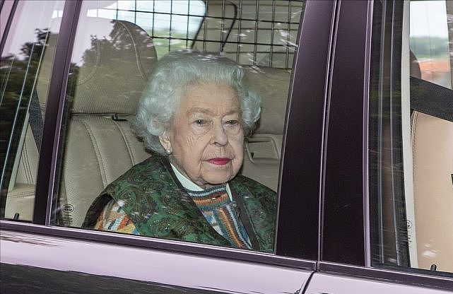 96岁英女王过完生日首次亮相！眼中含泪好悲伤，凯特王妃挑起大梁 - 1