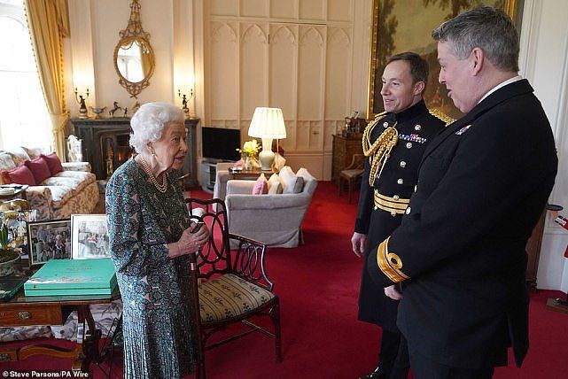 95岁英女王首次承认老了！穿碎花裙拄着拐杖亮相，瘦好多令人担忧 - 4