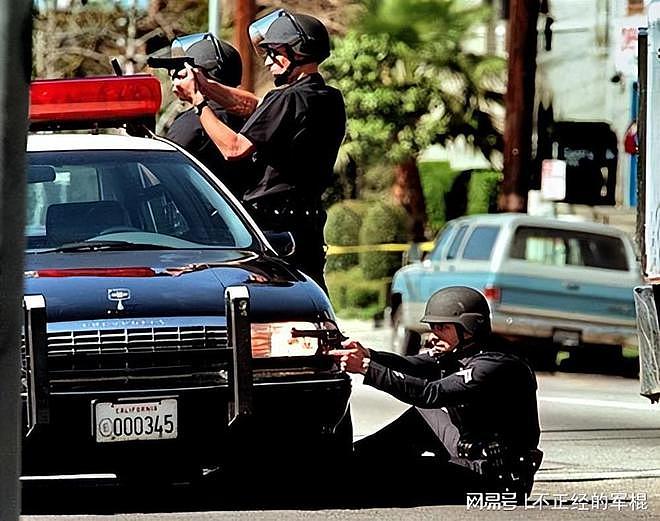 北好莱坞枪战：悍匪使用五六冲抢劫银行，美警紧急采购步枪 - 9