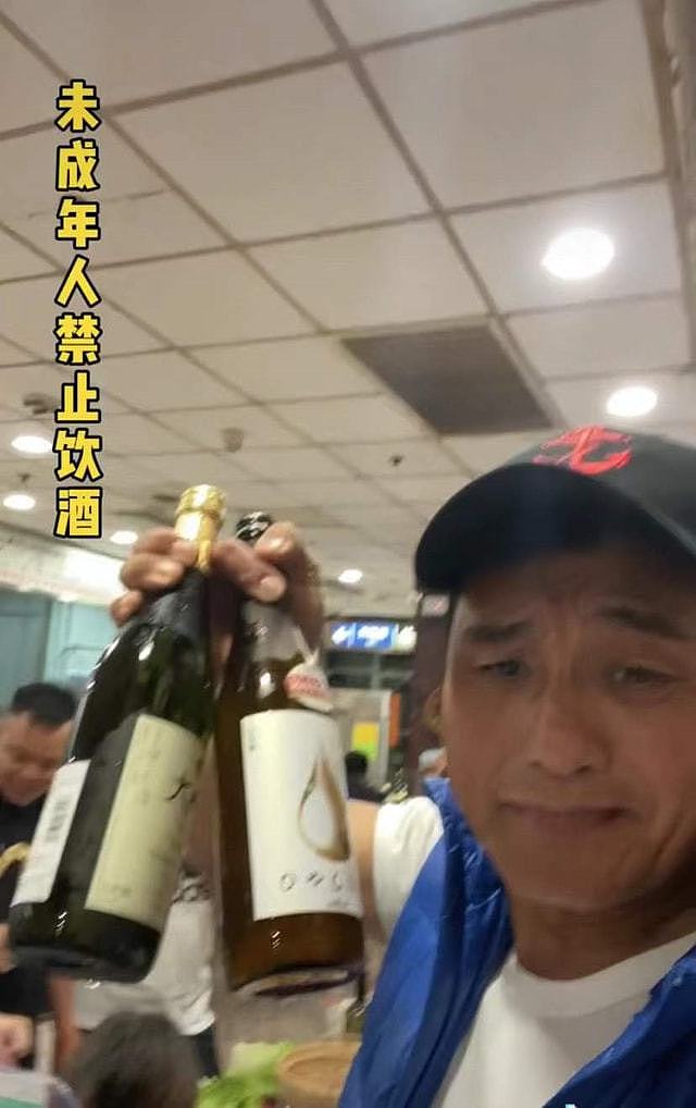 63岁香港戏骨一顿喝六瓶酒，醉酒后对镜头剔牙打嗝，喊话没钱命苦 - 7