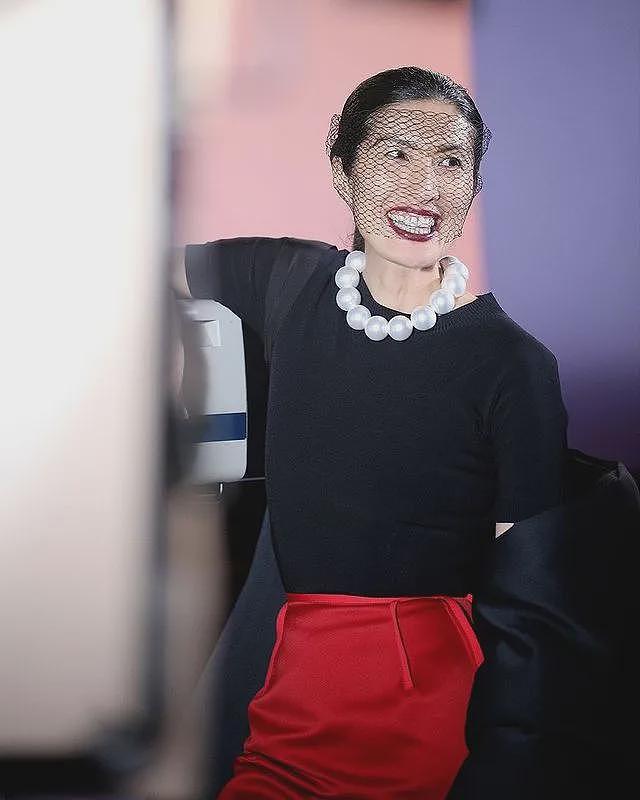 纪梵希家族唯一中国媳妇，50岁当超模却被骂丑？她活得比谁都漂亮 - 26