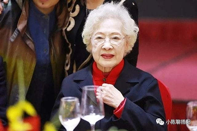 被周总理称为“中国最美女性”，已99岁的秦怡老了依旧如此美丽 - 21