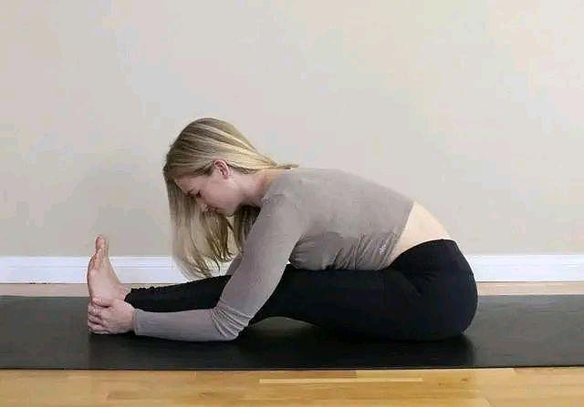 详解8个拉伸大腿后侧的瑜伽动作，任选1~2个动作，每天5分钟就好 - 6