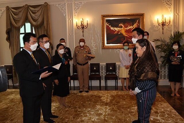 泰国血友病公主新年首次亮相肩披LV围巾好贵气，脸蛋变得圆润很多 - 4