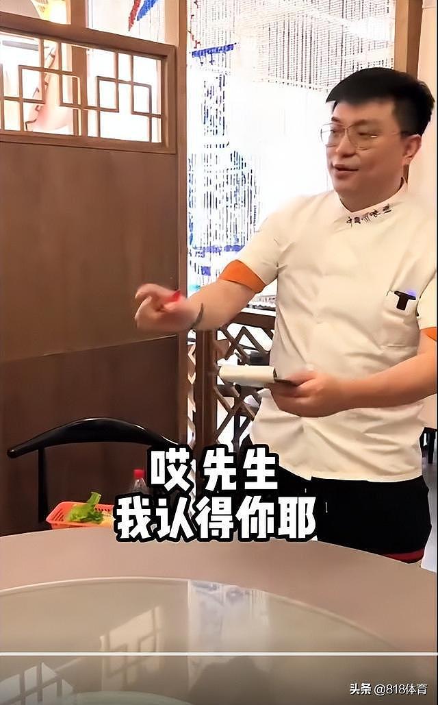 笑喷！周鹏东莞餐厅吃饭被球迷误认成杜锋，直接给对方签名杜指导 - 5
