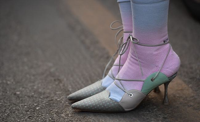 冬天穿鞋尽量别配白袜子，现在流行矮鞋配彩色袜子，挺有个性的 - 9