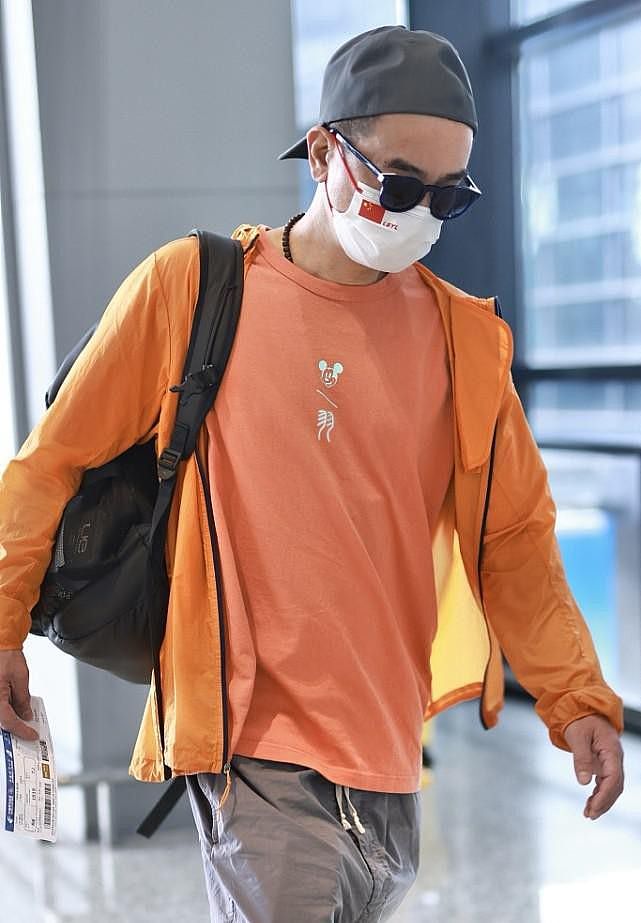 陈小春真是大湾区潮男，橘色T恤配灰色工装裤，鲜亮有型挺可爱的 - 1