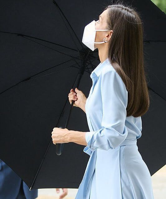 48岁西班牙王后衣品回春！穿天蓝色衬衫裙气质温婉，撑伞照美如画 - 4