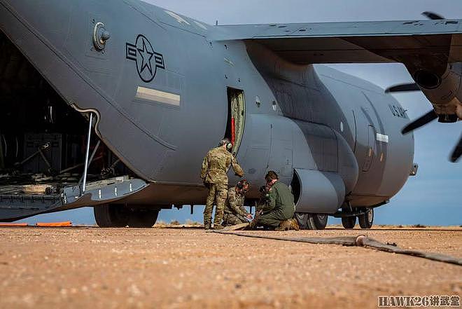 美国陆军空军“热车加油”演练 C-130运输机直接为M1坦克补充燃料 - 4
