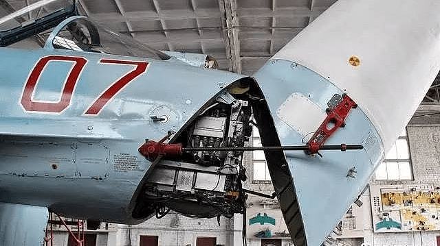 拆卸一架苏-27战斗机的雷达罩给你看里面的设备 - 9