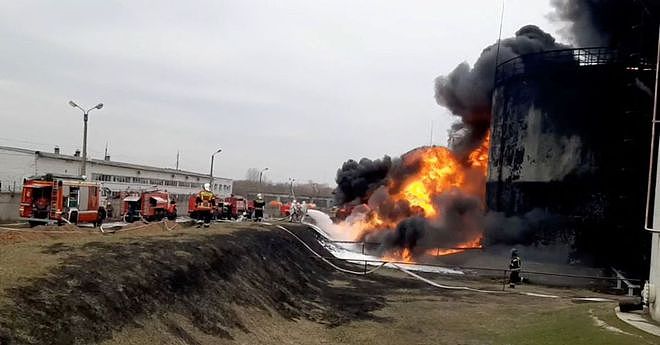 攻击画面曝光 俄石油公司设施遭偷袭 燃料库发生大火 - 3