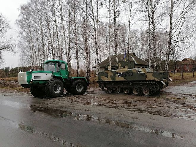 俄军高价值雷达车被乌军缴获 可以发现地面部队 引导炮火攻击 - 3