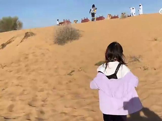 享受人生!武磊携漂亮妻子阿联酋度假,一双儿女头回见沙漠满地疯玩 - 19