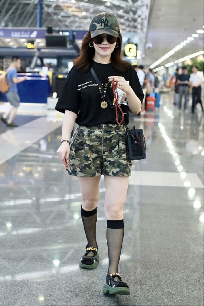40多岁的薛佳凝总是有年轻人的活力感，穿黑T恤变酷女孩，好年轻 - 5