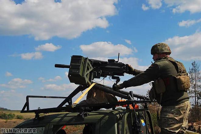 乌克兰侦察兵展示各种武器 美国榴弹机枪 德国手榴弹 瑞典火箭筒 - 6