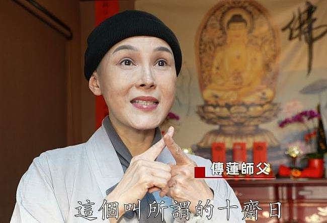 55岁王祖贤素颜现身海外寺庙，穿僧袍双手合十，身材发福仍优雅 - 14