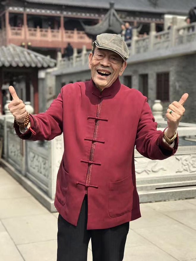 杨少华在家庆90岁大寿！仅摆两盘饺子桌旁都是药，和儿子拒绝外出 - 9