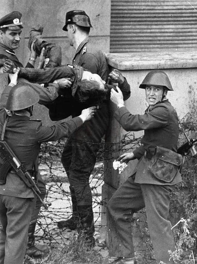 温情执法抬枪口是否真的存在？东德士兵射杀翻越柏林墙者被判有罪 - 5