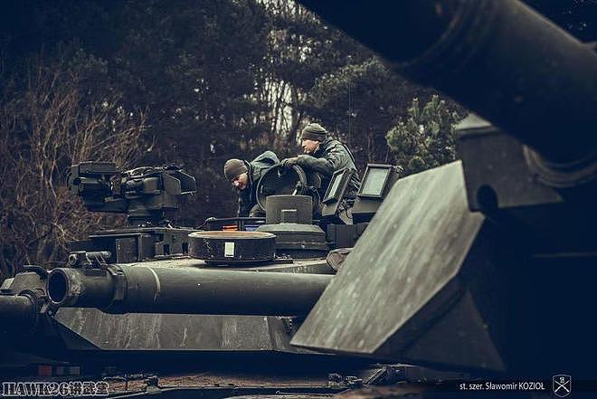 波兰M1A2主战坦克首次实弹射击 美军教官现场指挥 发射训练弹 - 10