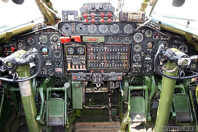 钻进图-16轰炸机 乌克兰博主冒险进入纪念碑 探索神秘的内部结构 - 36
