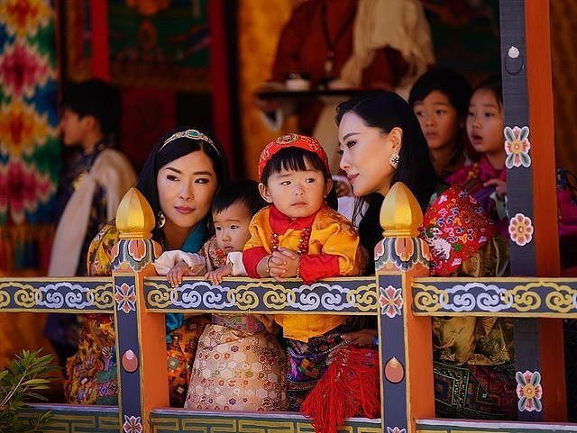不丹王室齐亮相庆祝国庆！4位王母穿得比王后还艳，公主们颜值高 - 1