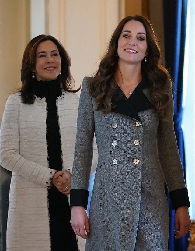 两大王妃大同框！凯特穿2万5灰色大衣太美，丹麦王妃黑白配也不输 - 8