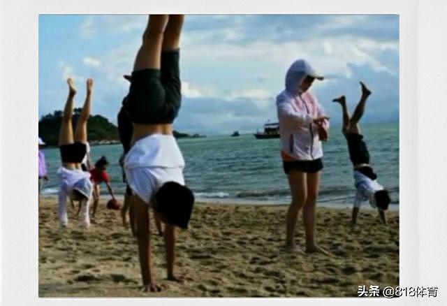 青春年少！全红婵惠东海滩训练仰望星空，背着网兜下海摸鱼捞螃蟹 - 4
