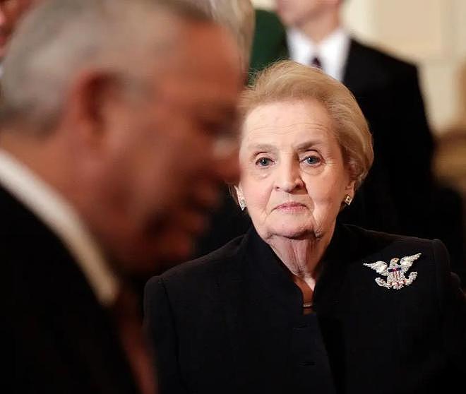 她是美国首位女性国务卿，通晓7种语言，为何非要轰炸南联盟 - 3