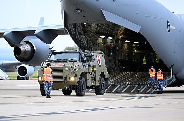 援助乌军 澳洲运送20辆“野外征服者”装甲车 通过C-17货机运输 - 4