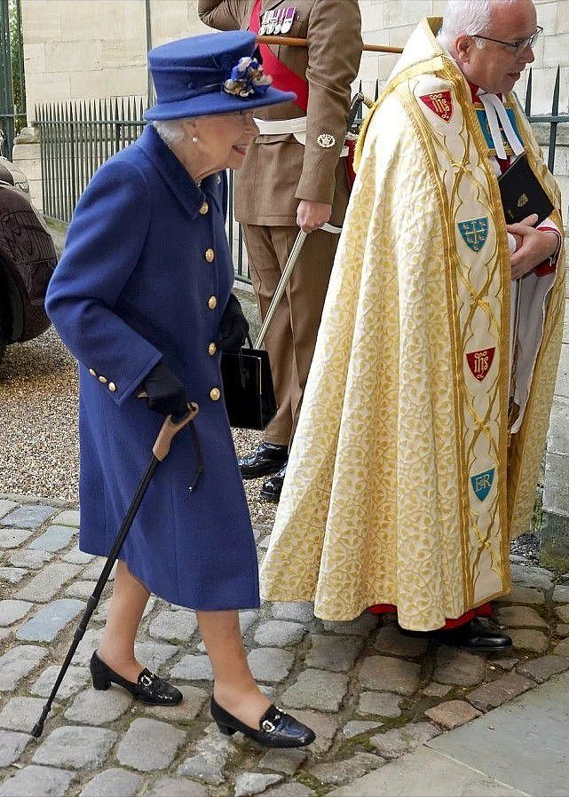 95岁英女王首次承认老了！穿碎花裙拄着拐杖亮相，瘦好多令人担忧 - 8