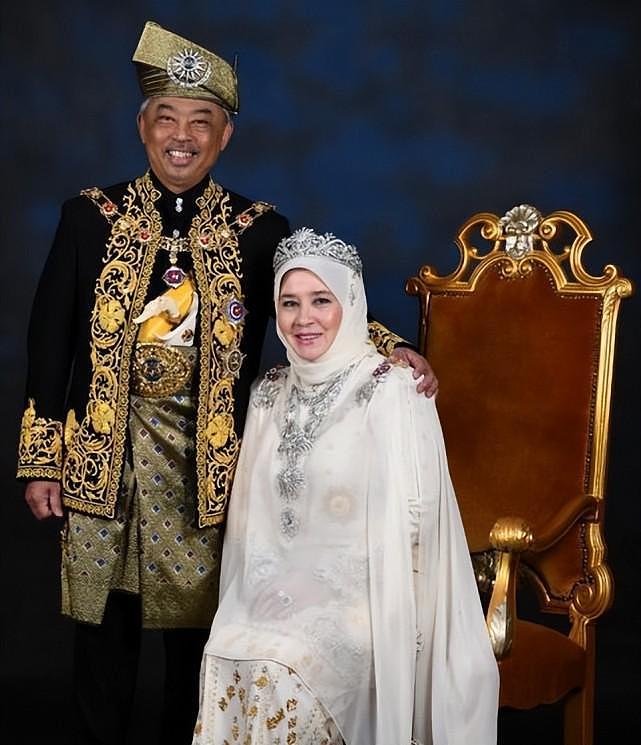 马来西亚王后首次公开生育苦恼！做17次试管太痛苦，她穿蓝裙真嫩 - 8