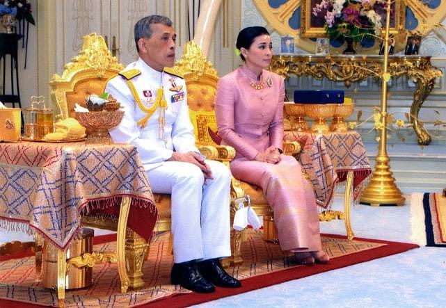 泰国帝后夫妇晒新年贺卡！69岁国王面色红润，帕公主姐弟海边度假 - 2