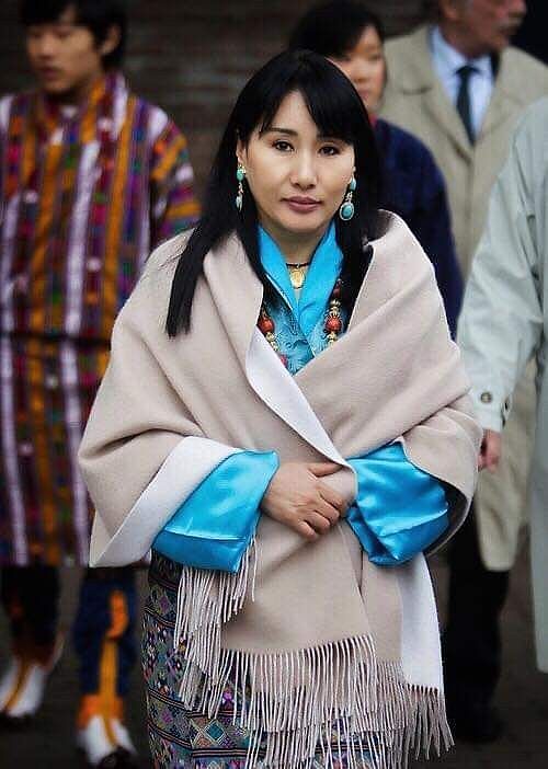 63岁不丹王母以新发型亮相及耳波波头露巴掌大脸，蓝红配好庸俗 - 9