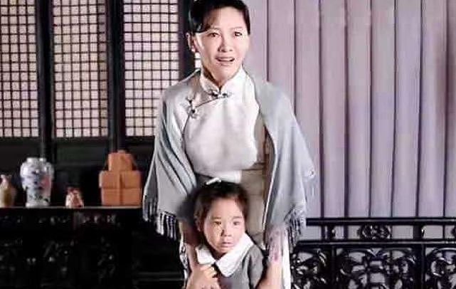 董璇5岁女儿首次拍戏就大成功！穿小洋裙哭得比妈妈美，肉脸超萌 - 2